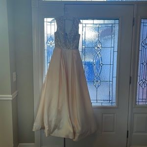Size 6 beige color tulle bottom and beaded top w/ pockets